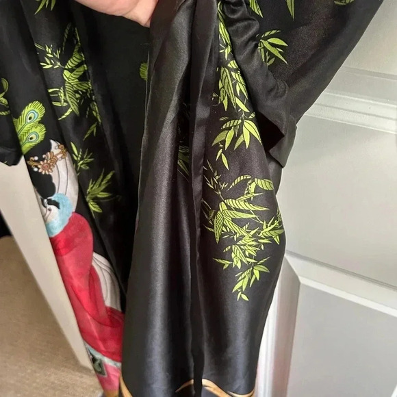 EUC vintage Geisha silky feel robe. Bought in Hong Kong. One size. Beautiful! - Picture 4 of 7